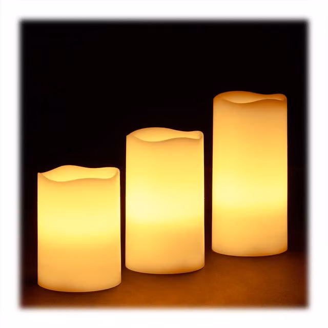 Set de 3 velas LED de tipo pilar NORTHIX en colores blanco y multicolor para mesa