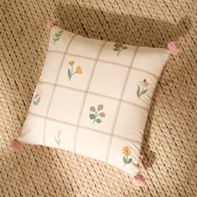 Cojín decorativo infantil bordado Flower Patch de Mini Home - Beige y multicolor, 40 x 40 x 4 cm