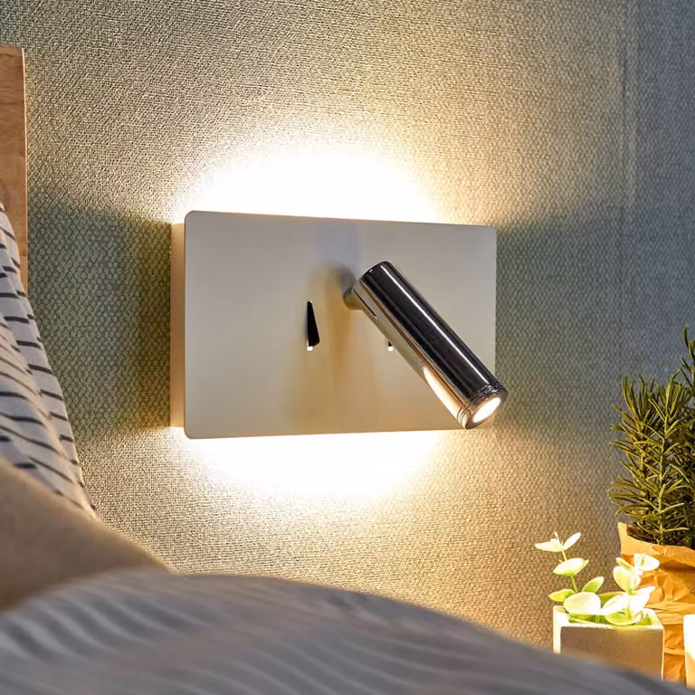 Aplique de pared LED Lucande ajustable en metal y cristal blanco y cromo para dormitorio o salón con luz blanca cálida