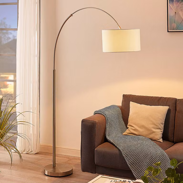 Lámpara de pie de arco Lindby en blanco y plata con pantalla de tela y estructura metálica para salón
