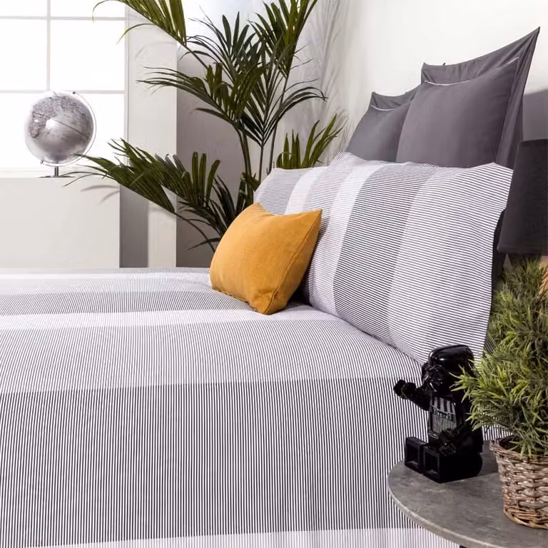 Juego de sábanas Cotton Artean de algodón y microfibra con diseño de rayas en color gris para cama de 160x190 cm. Incluye sábana encimera de 250x260 cm, sábana bajera con elástico y fundas de almohada.