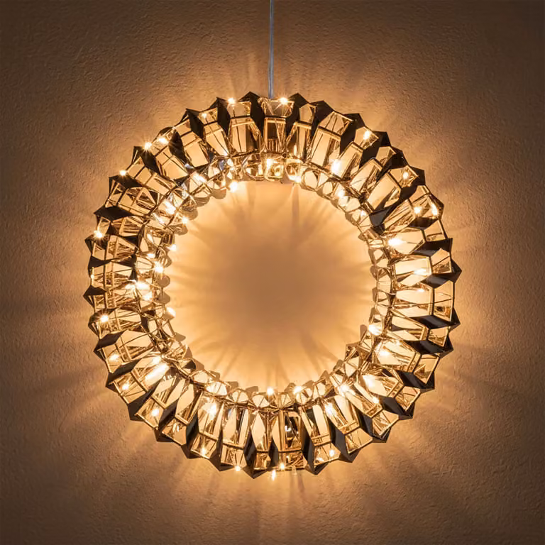 Anillo de Navidad Spetebo en color dorado con luces LED de luz blanca cálida, efecto 3D, temporizador y alimentación por pilas, Diámetro: 30 cm
