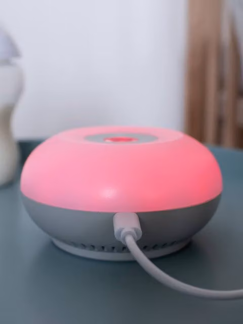 Lámpara de noche Dreammaker de Tommee Tippee en color blanco, regulable y recargable para ayudar a dormir a tu bebé
