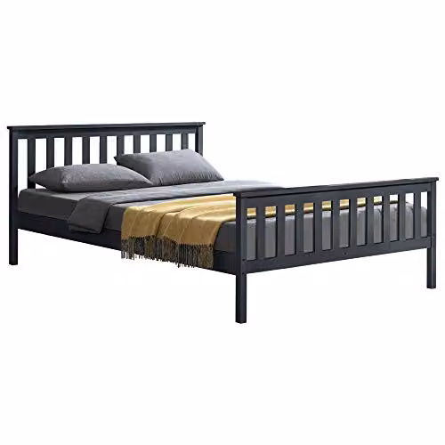 Cama doble de madera de pino en.casa con cabecero alto y somier de listones en color gris, An/P/Al: 180 x 200 x 82 cm