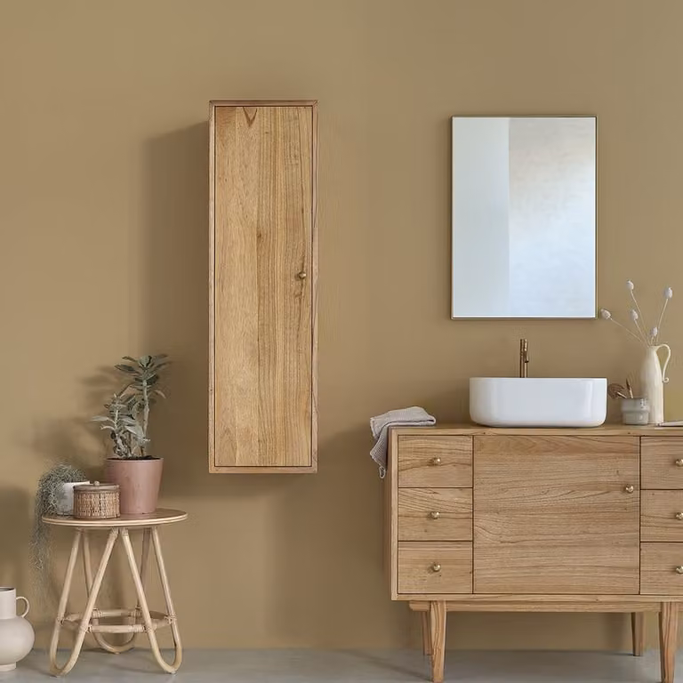 Columna de baño suspendida Berah Getah en madera color marrón y beige con estantes internos y puertas batientes, An/P/Al: 35 x 17 x 120 cm