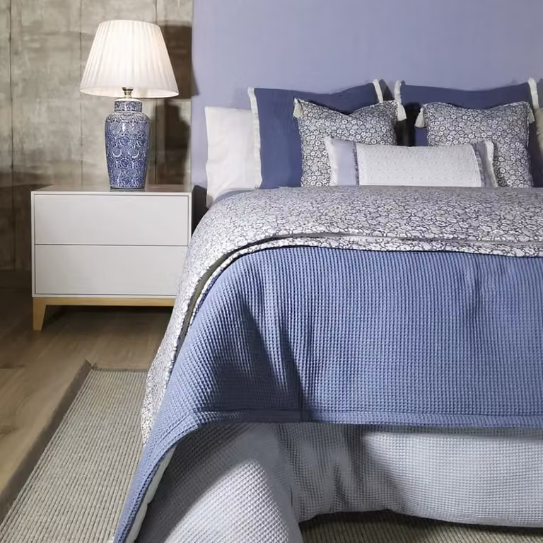 Plaid pie de cama acolchado con diseño floral azul de TAPIDECOR