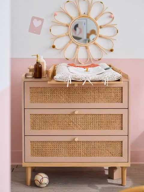 Cómoda de rejilla Línea Poesía Vertbaudet en rosa claro mate con acabado de madera y ratán para habitación infantil