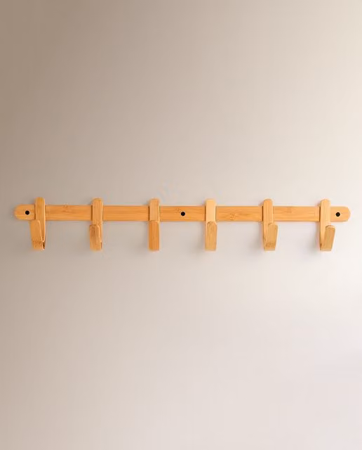 Perchero de pared de El Corte Inglés con 6 colgadores de bambú en color natural y estilo minimalista