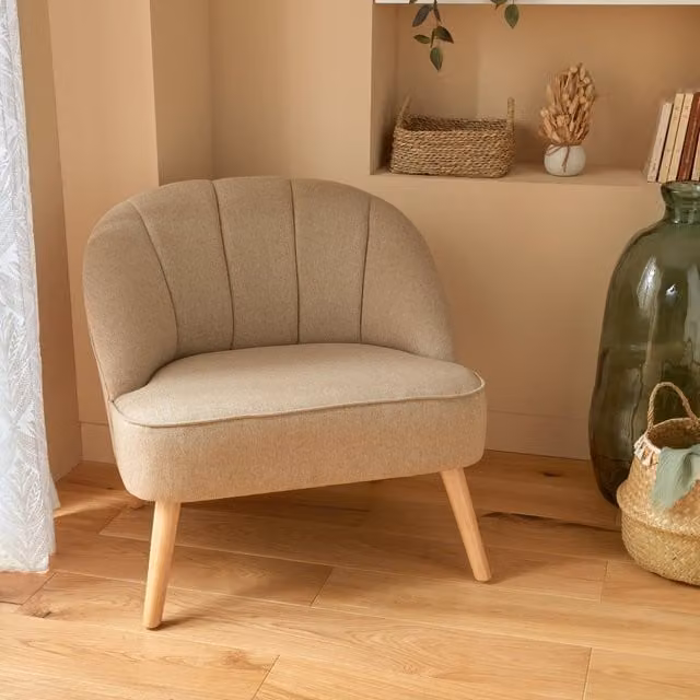 Poltrona Naova de Atmosphera en color beige con tejido de bouclé y estructura mixta