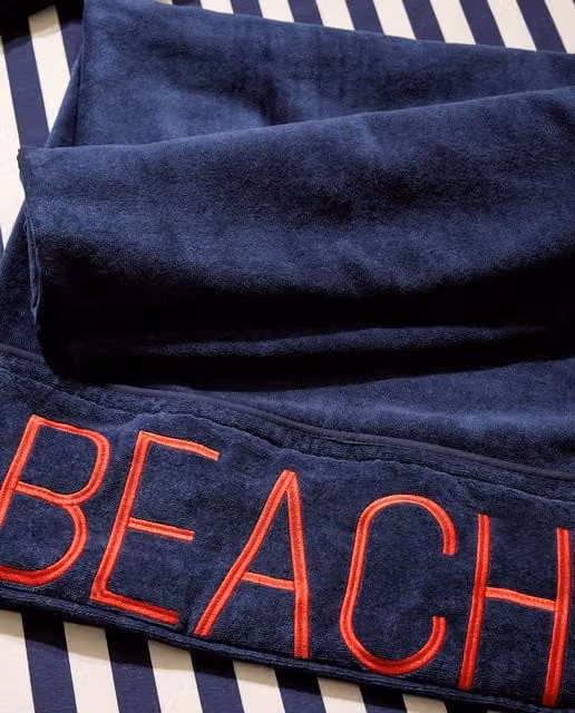 Toalla de playa Beach de El Corte Inglés en azul con diseño marítimo de algodón de rizo para adultos