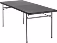 Mesa de camping Coleman rectangular de color negro con superficie plegable y altura ajustable