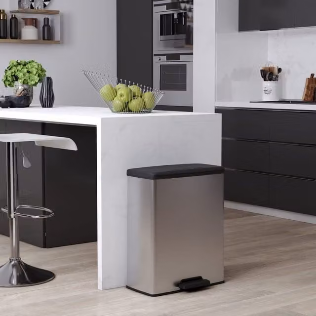 Papelera de pedal rectangular Curver Deco plateada de 65 l con sistema soft close y resistente a huellas dactilares