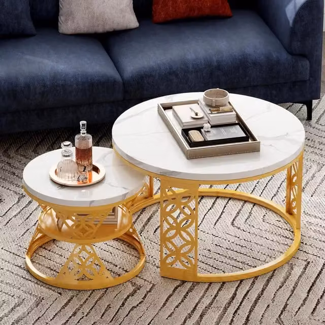 Set de mesas nido apilables HAUSS SPOLE de diseño moderno en color blanco y dorado, fabricadas en metal y MDF, con superficies redondas y acabado brillante. An/P/Al: 70 x 70 x 45 cm y 45 x 45 x 37 cm.