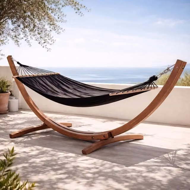 Hamaca con soporte de madera de alerce tratada Oviala en color negro y blanco con tejido textilene para jardín