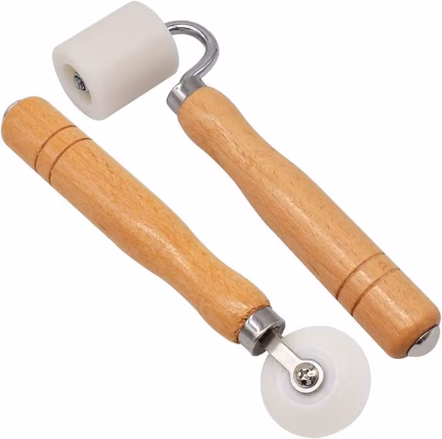 Set de 2 rodillos de presión manual para papel tapiz de madera GABRIELLE en color marrón y blanco para esquinas interiores