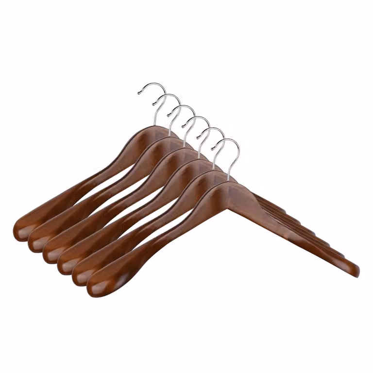 Set de 6 perchas de madera WELLHOME para trajes con hombros contorneados y gancho giratorio en color marrón