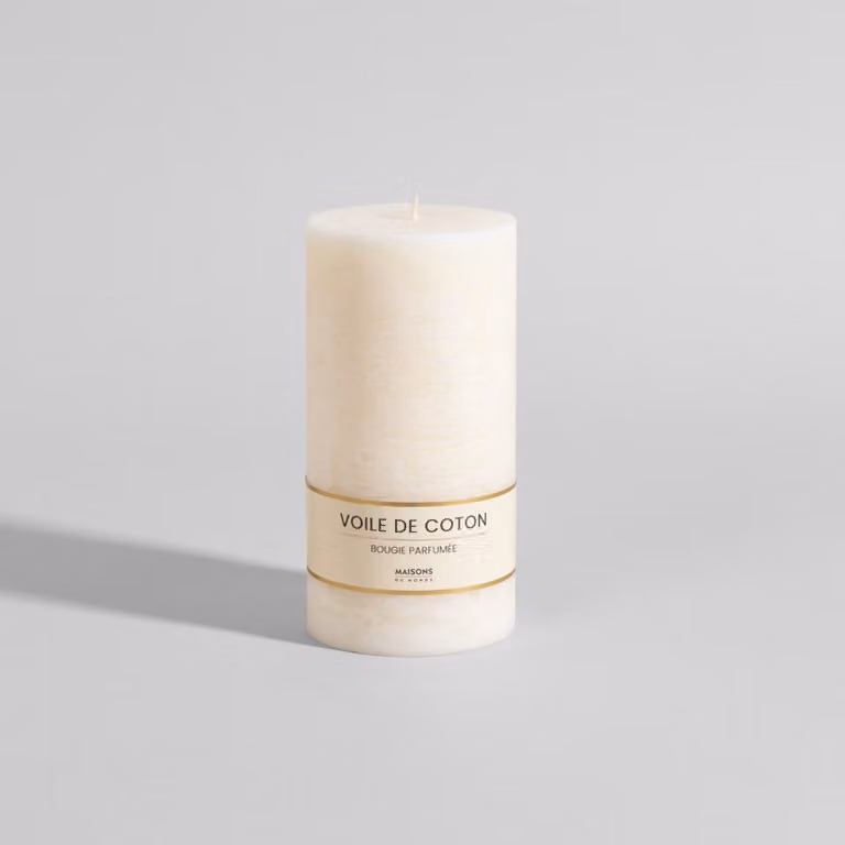 Vela perfumada de cera Maisons du Monde color blanco, aroma floral y amaderado, forma de pilar redonda para mesa