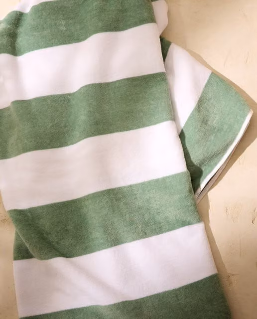 Toalla de playa XL Flota de El Corte Inglés, diseño de rayas en verde y blanco de algodón y rizo de terciopelo para adultos