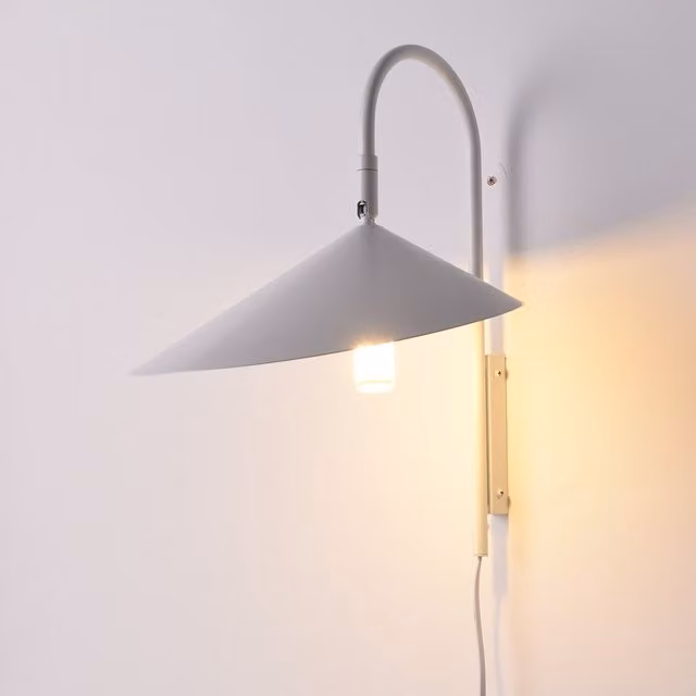 Aplique de pared minimalista ALPINALUZ en metal blanco con casquillo E27 y diseño ajustable para dormitorio o salón