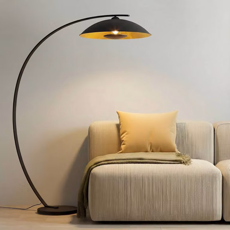 Lámpara de pie de arco Emilienne de Lindby en metal negro y dorado para salón