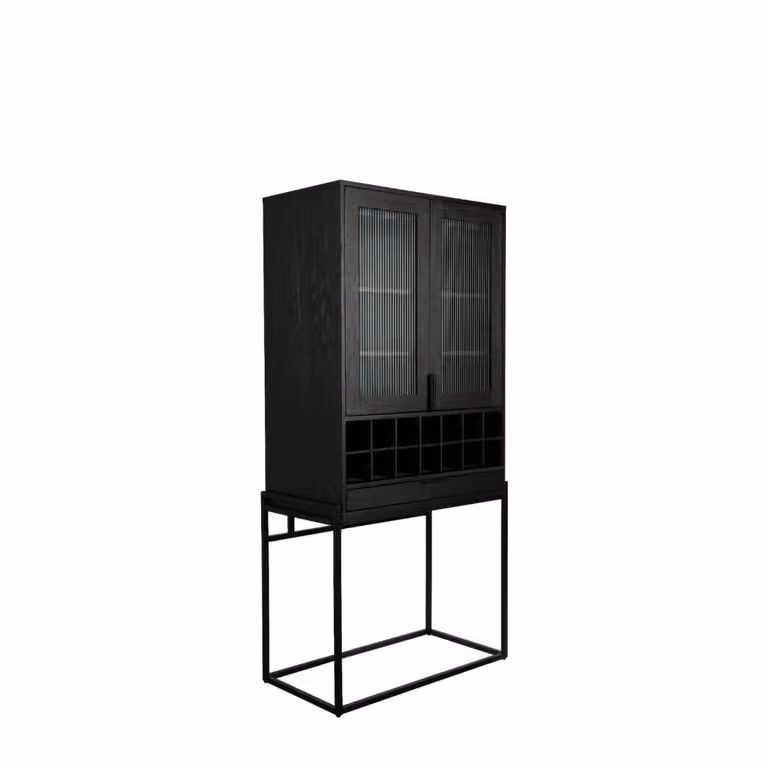 Mueble bar moderno Zuiver en madera negra con puertas de cristal, estante para copas y botellero para tu salón