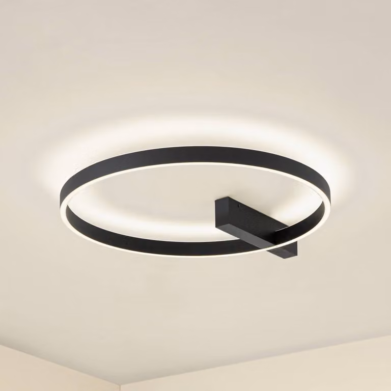 Lámpara de techo LED Isalin de Lucande, diseño moderno redondo en color negro y acabado en aluminio, atenuable con tecnología CCT, Diámetro: 60 cm