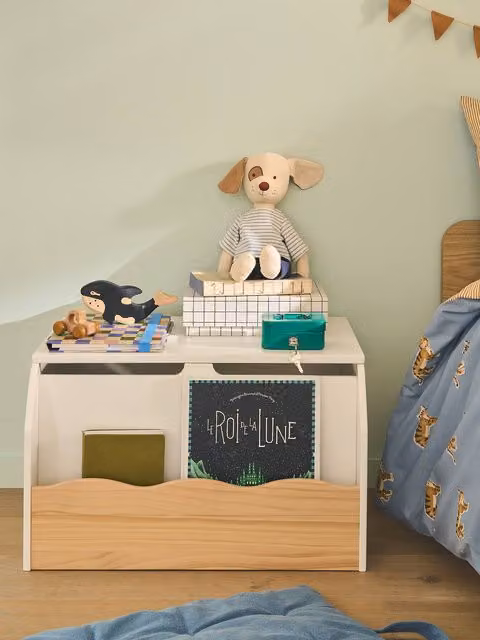 Baúl de madera Wavy de Vertbaudet en color marrón y blanco para dormitorio infantil