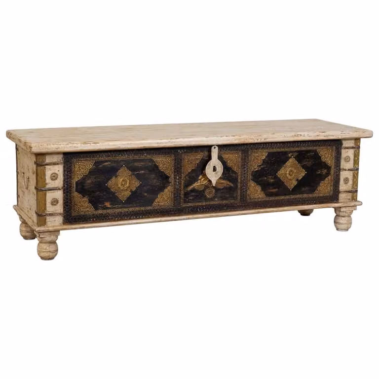 Baúl artesanal de madera de mango Wanderlust deco con diseño étnico floral en beige, negro y dorado, An/P/Al: 150 x 45 x 45 cm