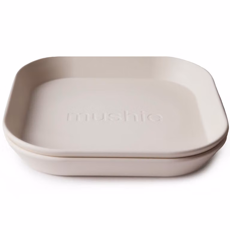 Pack de dos platos Mushie de polipropileno en color beige aptos para microondas y lavavajillas