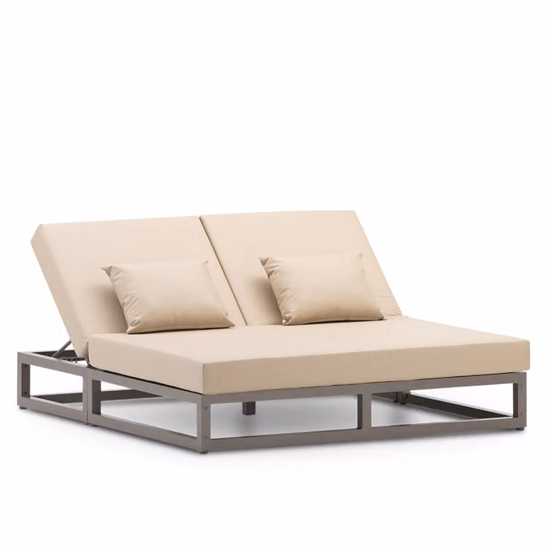 Cama balinesa doble Defora Home en color taupe con cojines beige y estructura de aluminio para jardín o terraza