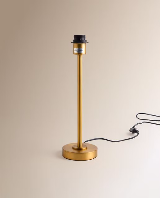 Base de lámpara de mesa Bremén de El Corte Inglés en metal color oro con casquillo E27 y diseño cilíndrico moderno