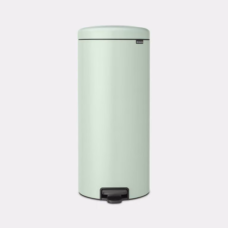 Cubo de basura Brabantia Newicon de 30 litros con pedal y sistema soft close en color verde, fabricado en acero