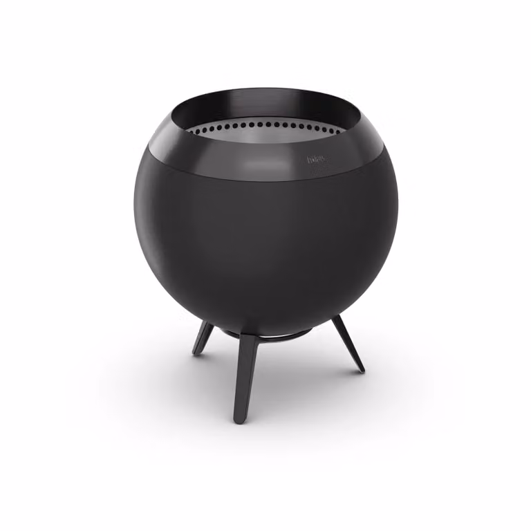 Brasero Höfats MOON 45 con base baja en color negro y tecnología de combustión de bajo humo
