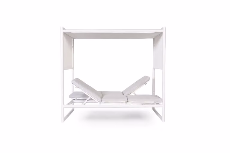 Cama doble balinesa Defora Home en color blanco con cojines beige y dosel para jardín