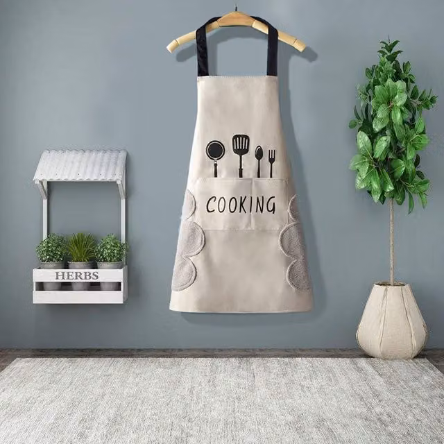Delantal de cocina impermeable para mujer con bolsillos para secado de manos en color beige de DPZO