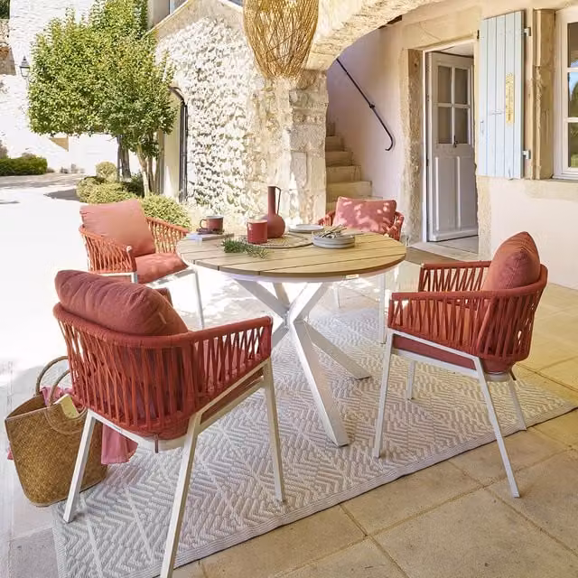 Mesa de jardín Hespéride para 4 personas con acabado en acacia y aluminio blanco con cojines incluidos