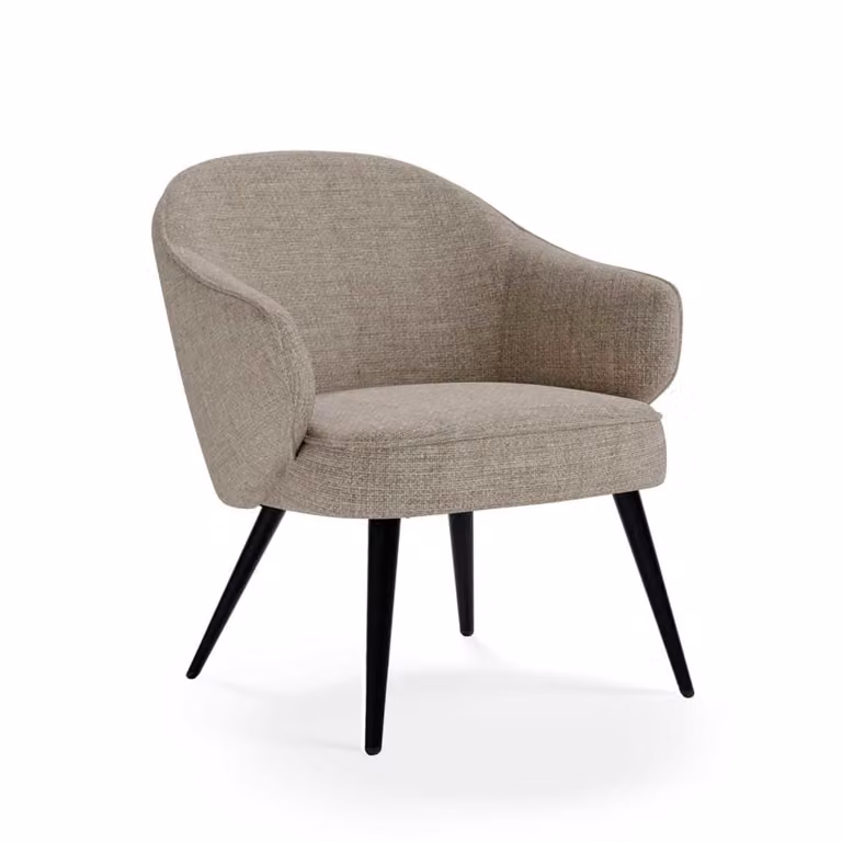 Butaca de diseño Talip de Koketto Home tapizada en color topo con patas negras