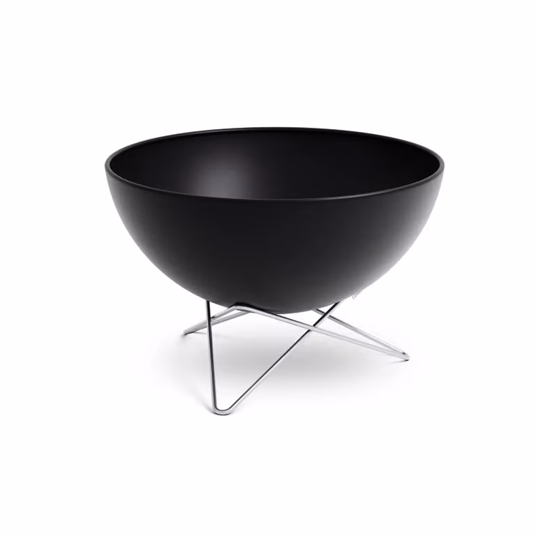 Brasero Höfats BOWL 70 con base de estrella en acero inoxidable, negro y plata, con cesta basculante de acero esmaltado y diámetro de 70 cm
