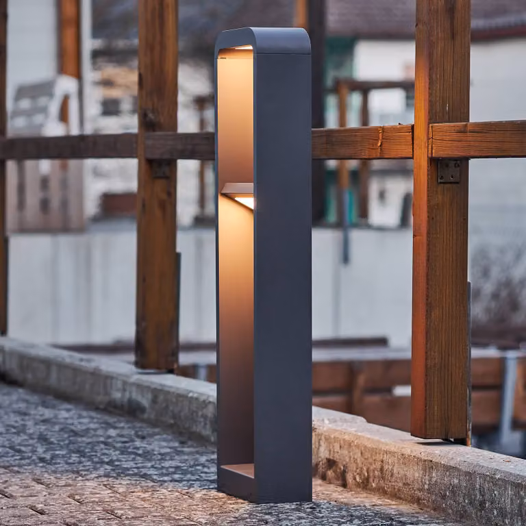 Baliza LED Darko de Lindby para exterior en color gris y aluminio con luz blanca cálida