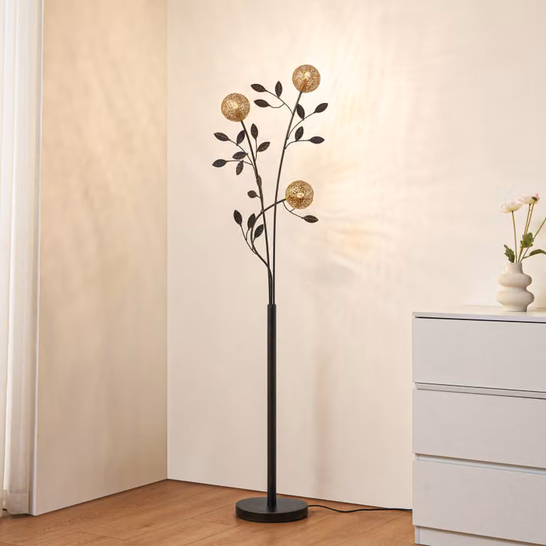 Lámpara de pie Evory de Lucande en metal negro y dorado para salón o comedor