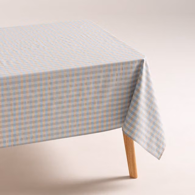 Mantel antimanchas de lino y algodón GAMUSI con estampado de cuadros vichy en color celeste, An/P: 140 x 240 cm