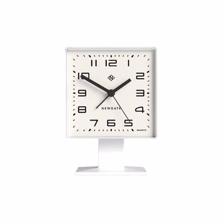 Reloj despertador analógico retro Newgate de mesa cuadrado en color blanco