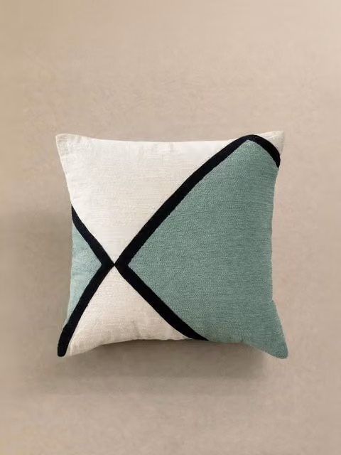 Cojín Bite de Kenay Home en algodón color menta, diseño gráfico cuadrado de 45 x 45 cm