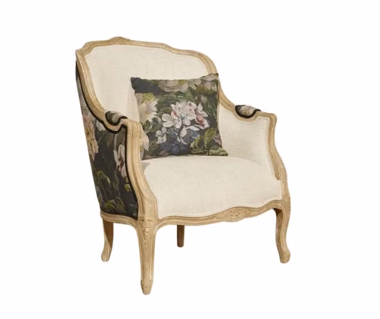 Sillón bergère clásico Robin des Bois con estructura de madera maciza y tapizado floral en gris y beige