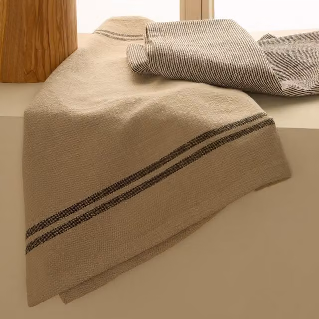 Set de 2 paños de sarga de algodón Norway de Room con diseño de rayas escandinavo en gris y beige para adultos