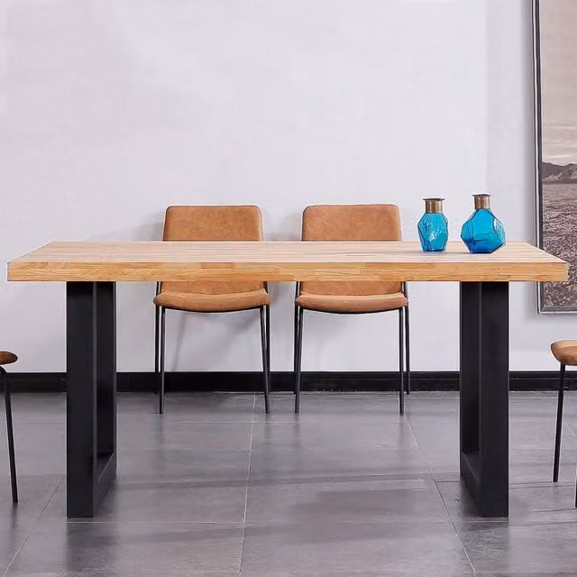 Mesa de comedor fija Duehome de estilo industrial con patas metálicas negras y sobre de madera en roble salvaje, An/P: 160 x 100 cm