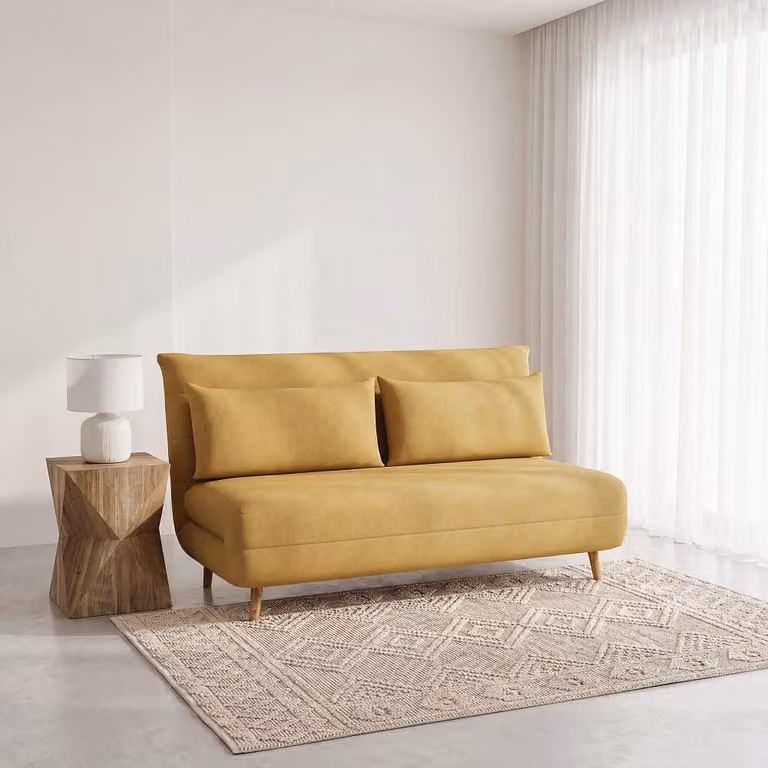 Sofá cama de 2 plazas Maisons du Monde en tela amarillo mostaza con sistema click clack, An/P/Al: 140 x 190 cm