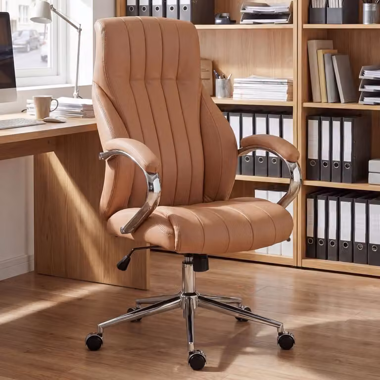 Silla de oficina ejecutiva giratoria de cuero marrón con reposabrazos y ruedas