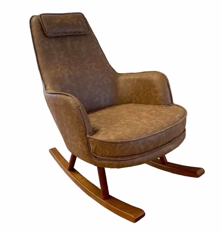 Mecedora Mathi Design de cuero sintético marrón con estructura de madera sólida y reposabrazos para salón u oficina, An/P/Al: 86 x 67 x 86 cm