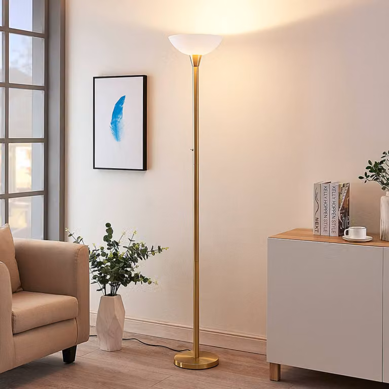 Lámpara de pie moderna Lindby con foco de metal y cristal en color latón y blanco para salón o comedor
